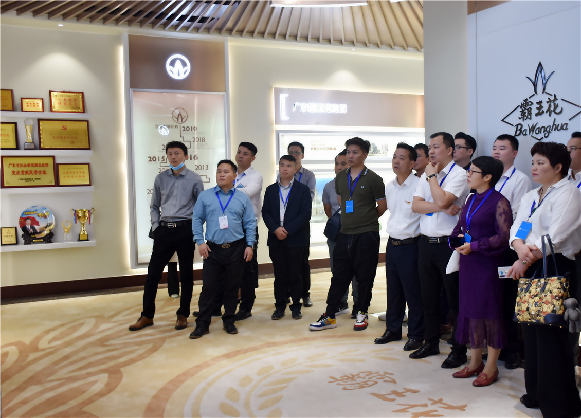 1603845872764592.jpg 1 章航會長一行觀看企業宣傳片.jpg